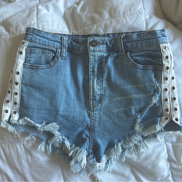 FOREVER 21 GROMMET DETAIL BLUE DENIM JEAN SHORTS - Picture 4 of 9